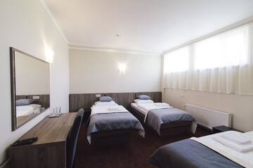 Фото номера Стандартный трехместный номер Отель Zinedine Sport-Hotel г. Ужгород 4