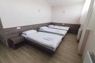 Фото номера Трехместный номер эконом-класса Отель Zinedine Sport-Hotel г. Ужгород 2