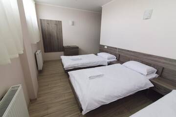 Фото номера Трехместный номер эконом-класса Отель Zinedine Sport-Hotel г. Ужгород 4
