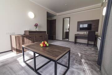 Фото номера Люкс с кроватью размера «king-size» и балконом Отель Zinedine Sport-Hotel г. Ужгород 4
