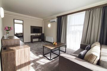 Фото номера Люкс с кроватью размера «king-size» и балконом Отель Zinedine Sport-Hotel г. Ужгород 3