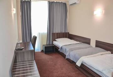 Фото номера Двухместный номер с 2 отдельными кроватями и балконом Отель Zinedine Sport-Hotel г. Ужгород 3