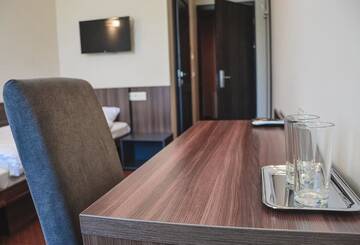 Фото номера Двухместный номер с 2 отдельными кроватями и балконом Отель Zinedine Sport-Hotel г. Ужгород 2