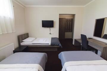Фото номера Стандартный трехместный номер Отель Zinedine Sport-Hotel г. Ужгород 3