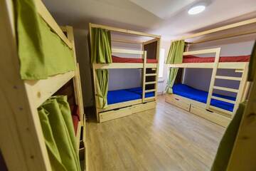 Фото номера Кровать в общем 8-местном номере для мужчин и женщин Хостелы VULYK Hostel г. Ужгород 3