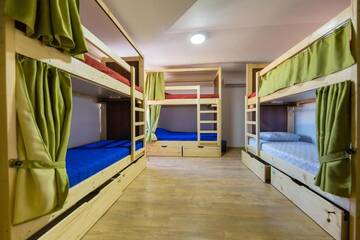 Фото номера Кровать в общем 8-местном номере для мужчин и женщин Хостелы VULYK Hostel г. Ужгород 2