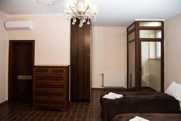 Фото номера Стандартный трехместный номер Отель Hotel " BOUTIQUE " г. Ужгород 5