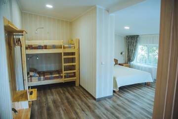 Фото номера Семейный люкс Хостелы Alina Hotel &amp; Hostel г. Ужгород 4