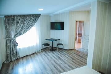 Фото номера Семейный люкс Хостелы Alina Hotel &amp; Hostel г. Ужгород 5